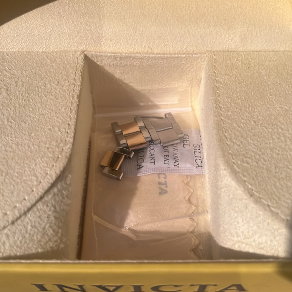 Invicta woman’s watches & matching bracelets - Picture 8 of 8